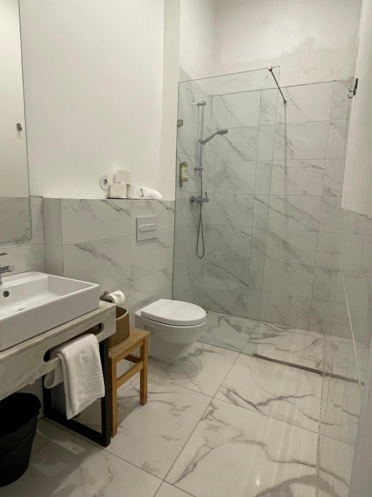 Lisbon Check-In Guesthouse ภายนอก รูปภาพ