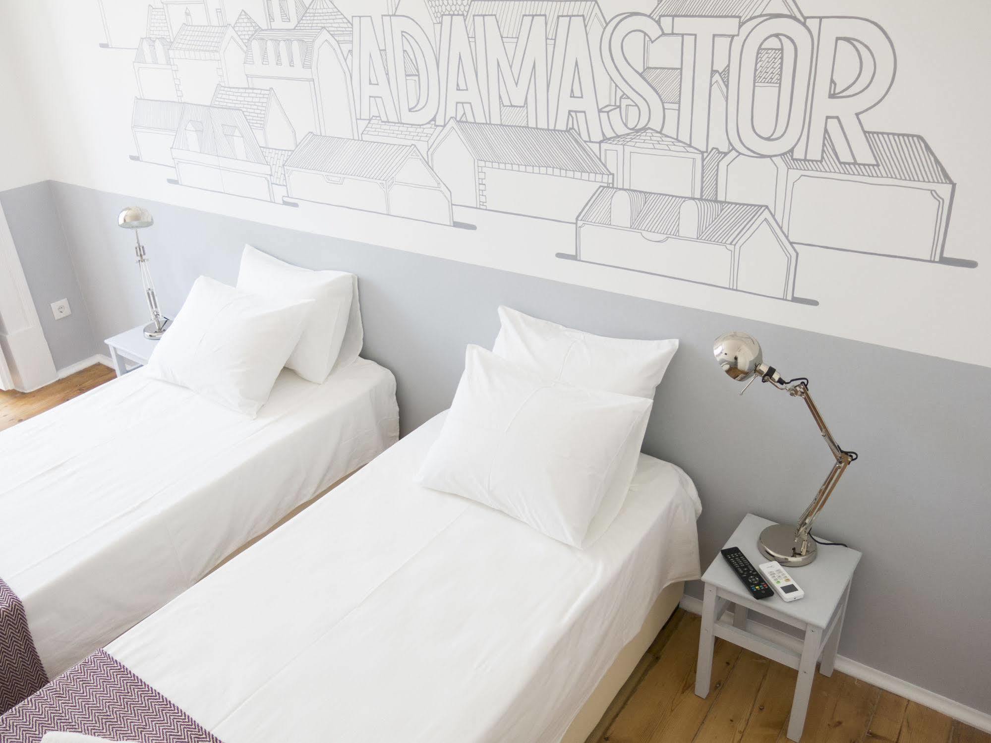 Lisbon Check-In Guesthouse ภายนอก รูปภาพ