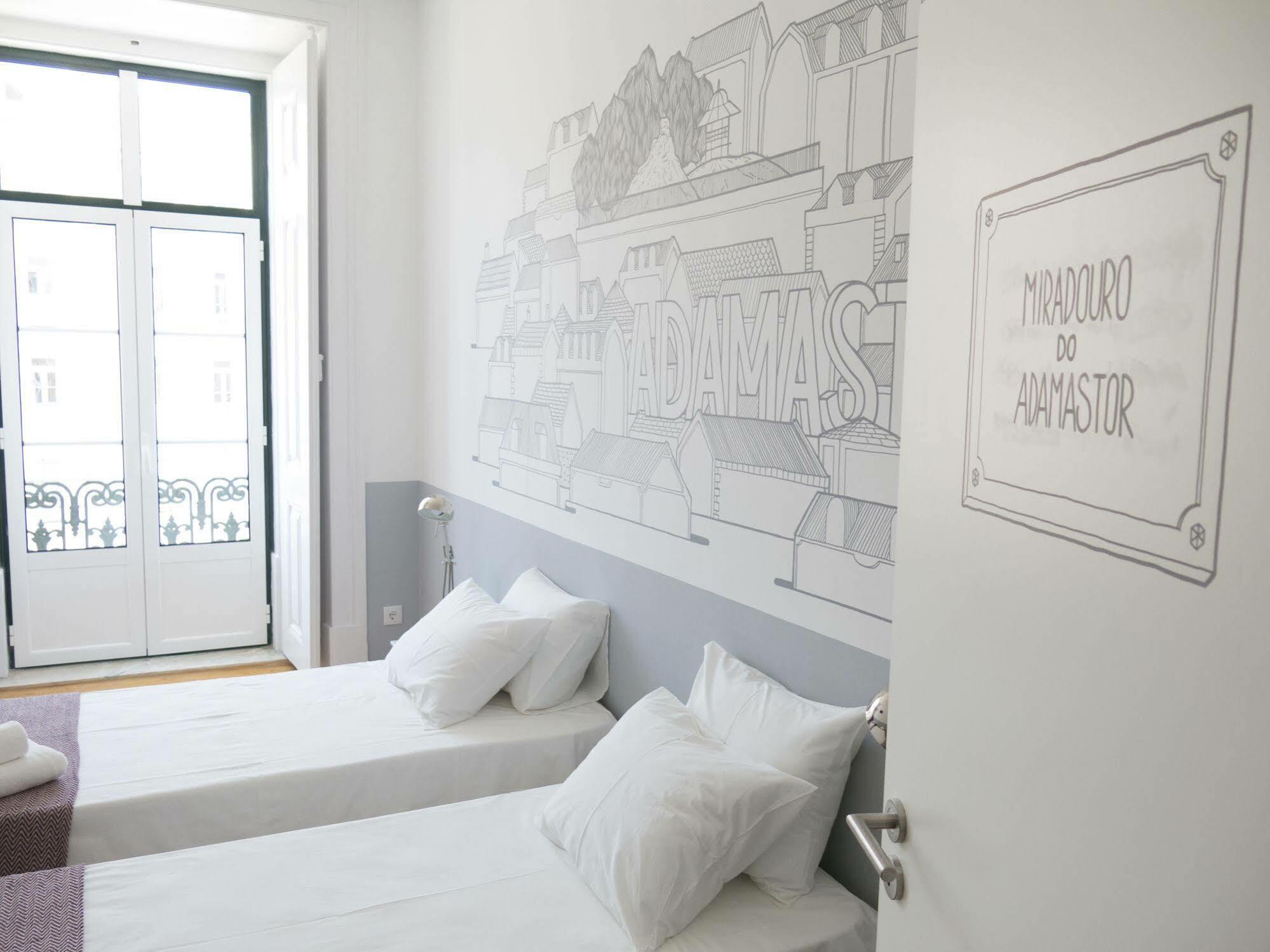 Lisbon Check-In Guesthouse ภายนอก รูปภาพ
